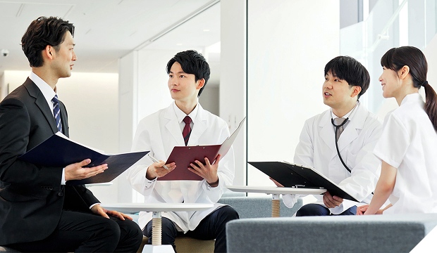 医師と話し合いカスタマイズしている様子