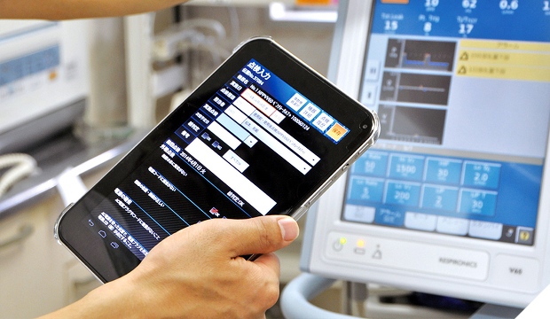 タブレットで、点検・ラウンド業務を行なってる様子