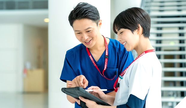 不明点を医師が教えている様子