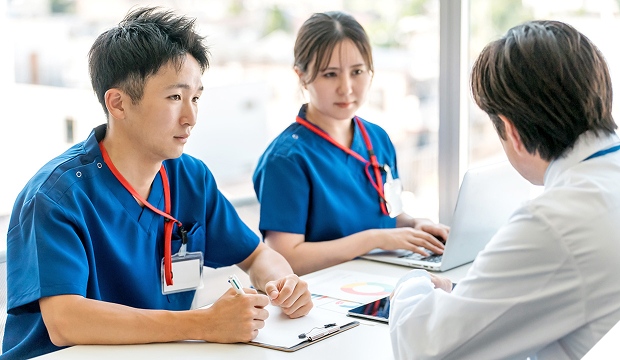 医師が情報共有している様子