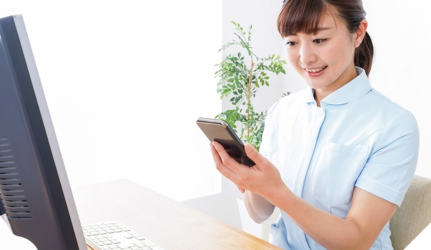 患者情報をスマホで撮影している様子